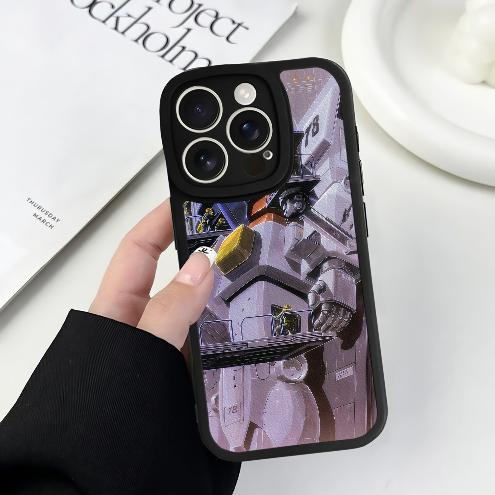 （画像用） 機動戦士ガンダム Mobile Suit Gundam 【iPhone 16シリーズ対応】シリコンスマホケース（レザー調） 材質：シリコン